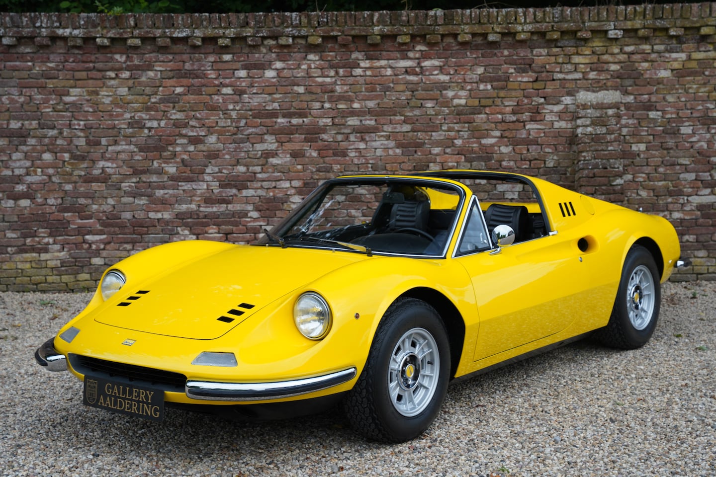 Ferrari 246 - GTS Dino "One of 401 European-delivered " Restored and rebuilt by Paris-based specialist, - AutoWereld.nl