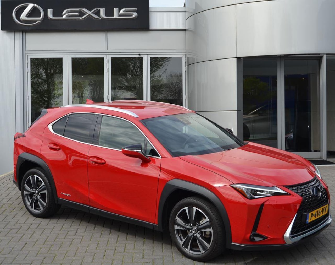 Lexus UX - 250h Preference Line STOELVERW STUURVERW BLIND-SPOT KEY-LESS CARPLAY - AutoWereld.nl
