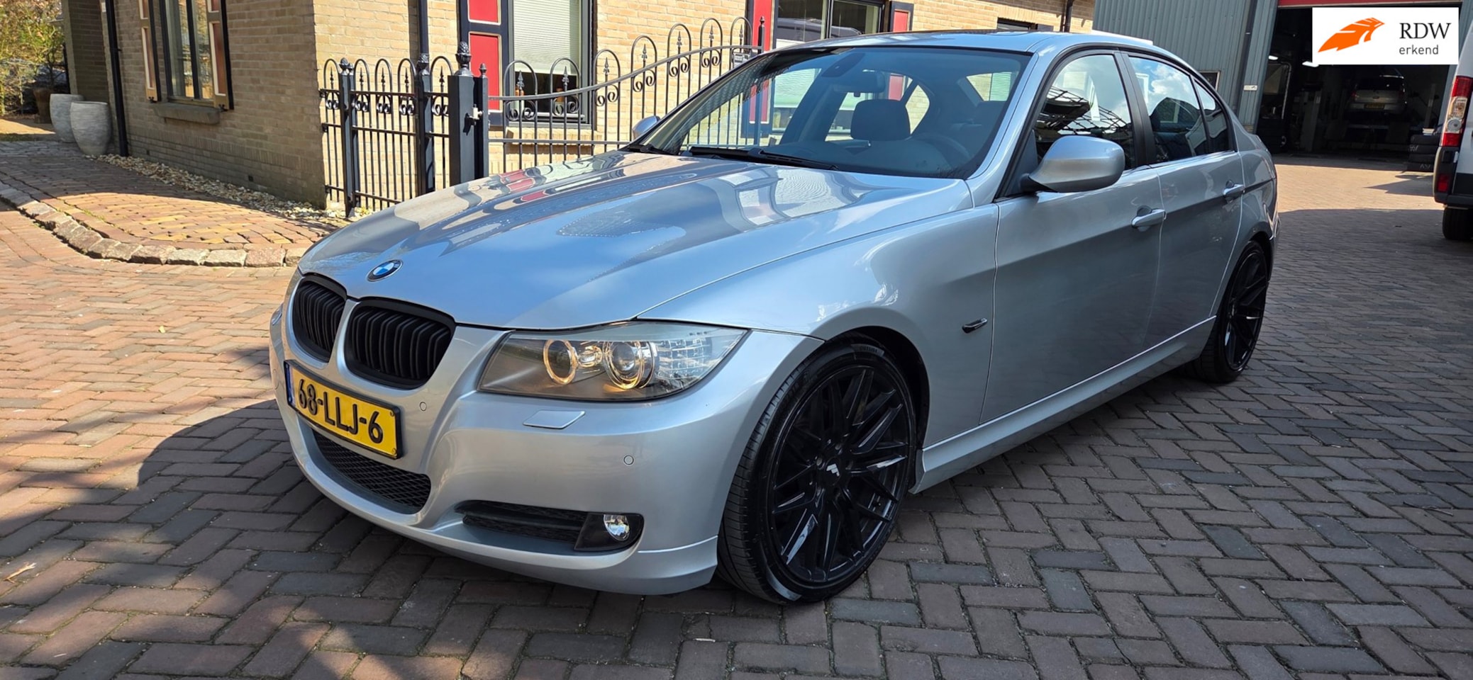 BMW 3-serie - 320i nw ketting/leer/schroefset/abc uitlaat/pano - AutoWereld.nl