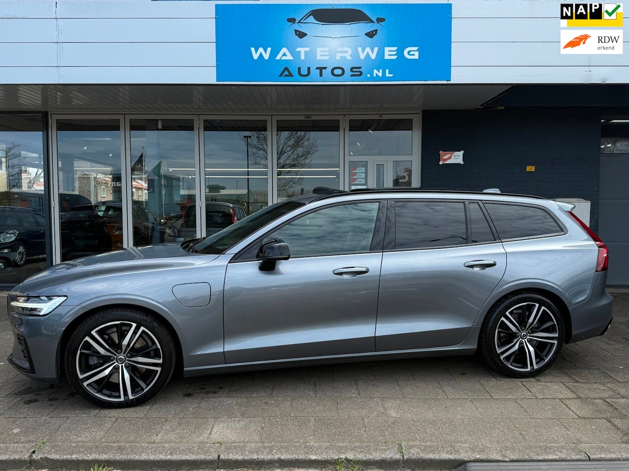 Volvo V60 - 2.0 T6 Recharge AWD R-Design PANO|360 CAM|HARMAN/KARDON - AutoWereld.nl