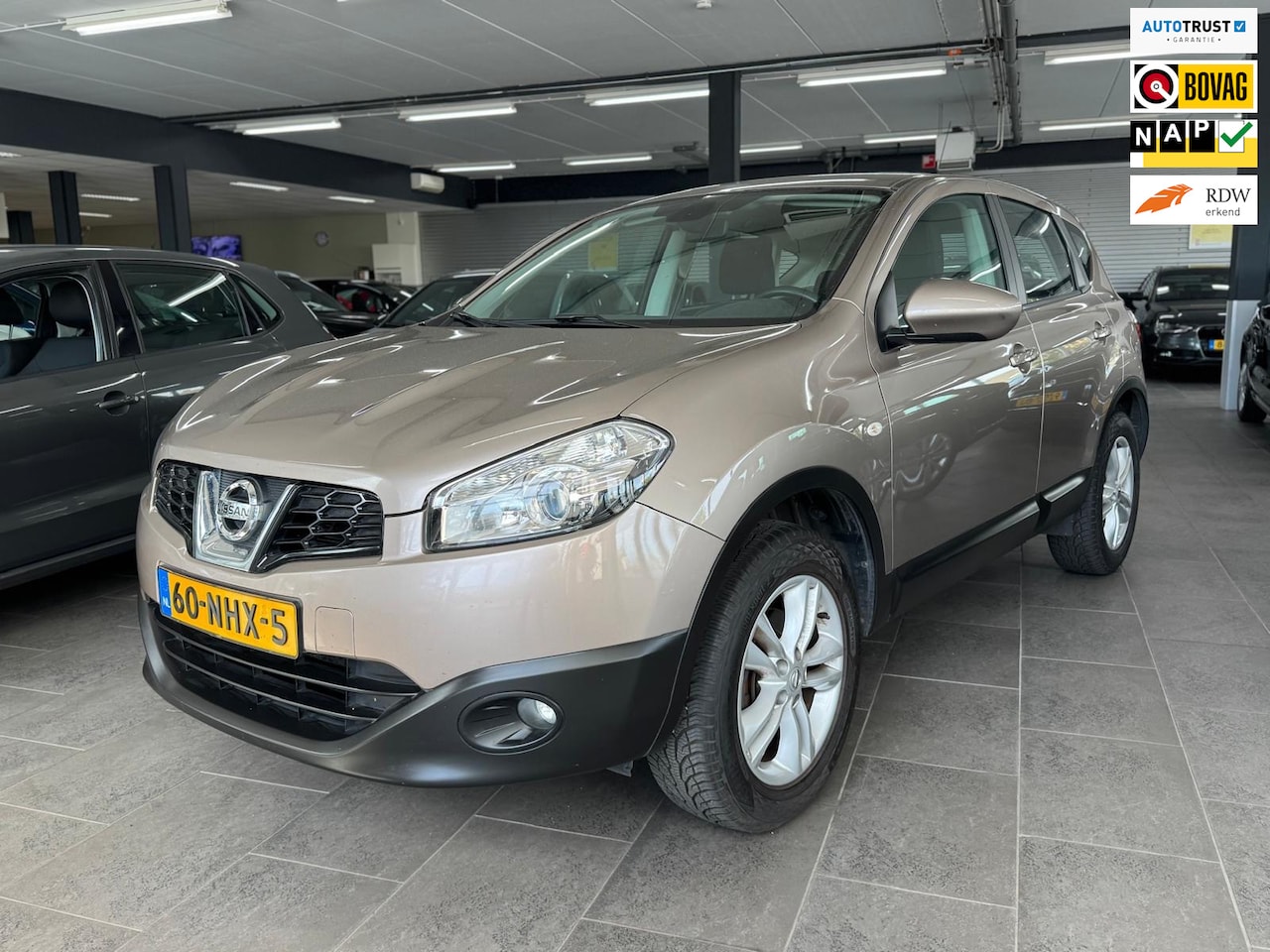Nissan Qashqai - 1.6 Acenta 1-eigenaar clima cruise controle lm-velgen elektrische pakket trekhaak parkeers - AutoWereld.nl