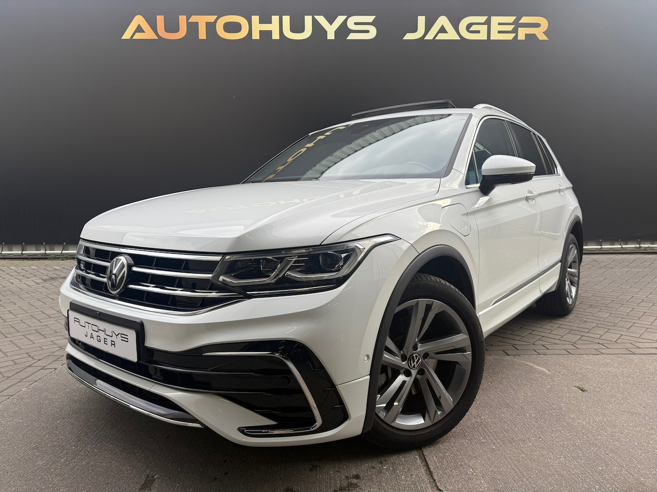 Volkswagen Tiguan - 1.4 TSI eHybrid R-Line Pano 360 Leder Carplay Memory Camera Automaat - AutoWereld.nl