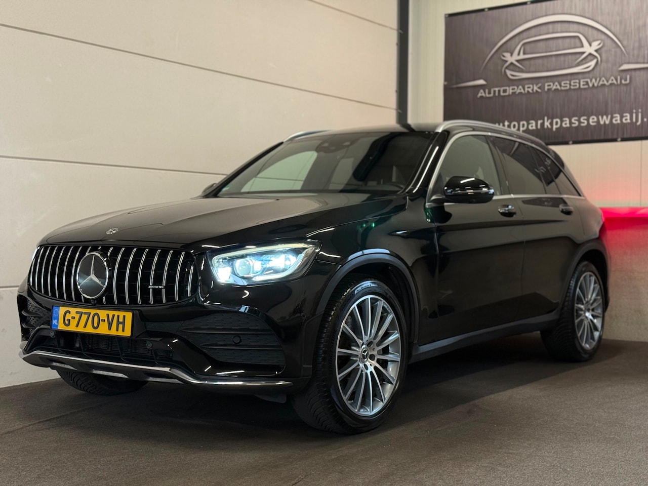 Mercedes-Benz GLC-klasse - 300 4MATIC AMG Pano, ACC, Apple Carplay, Sfeerverlichting, 360° Camera, Burmester, Stoelve - AutoWereld.nl