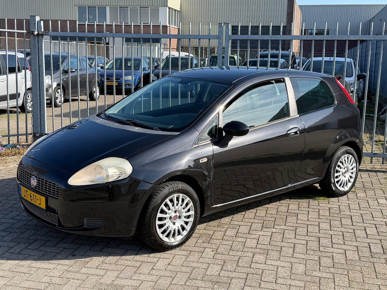 Fiat Grande Punto - 1.4 Active NIEUWE APK! NL AUTO NAP! Airco l Elek pakket l TREKHAAK l MTF-STUUR! PERFECT ON - AutoWereld.nl