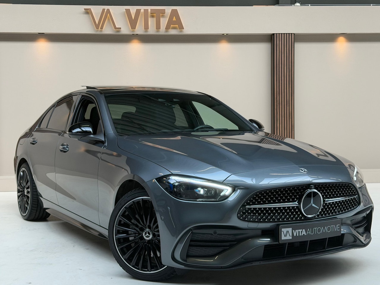 Mercedes-Benz C-klasse - 300 e AMG Line Limited Full Option|Digital light|Pano|Memory|Head-Up|360 Camera|Trekhaak|K - AutoWereld.nl