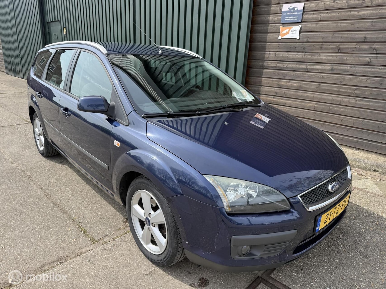 Ford Focus Wagon - 1.6-16V Futura APK 01-2027 - AutoWereld.nl