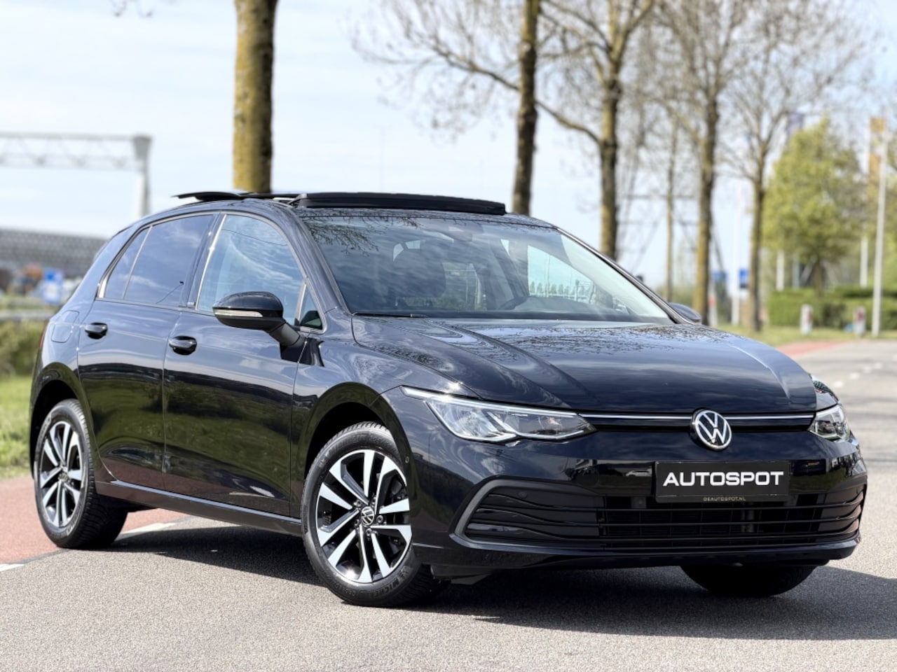 Volkswagen Golf - 1.5 eTSI 150pk Pano Navi ACC Sfeerverlichting - AutoWereld.nl