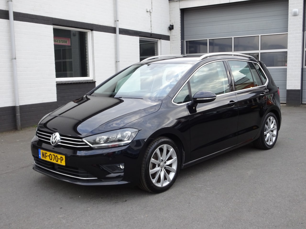 Volkswagen Golf Sportsvan - 1.4 TSI Connected Series Automatische airco, navigatie, trekhaak, cruise controle, parkeer - AutoWereld.nl