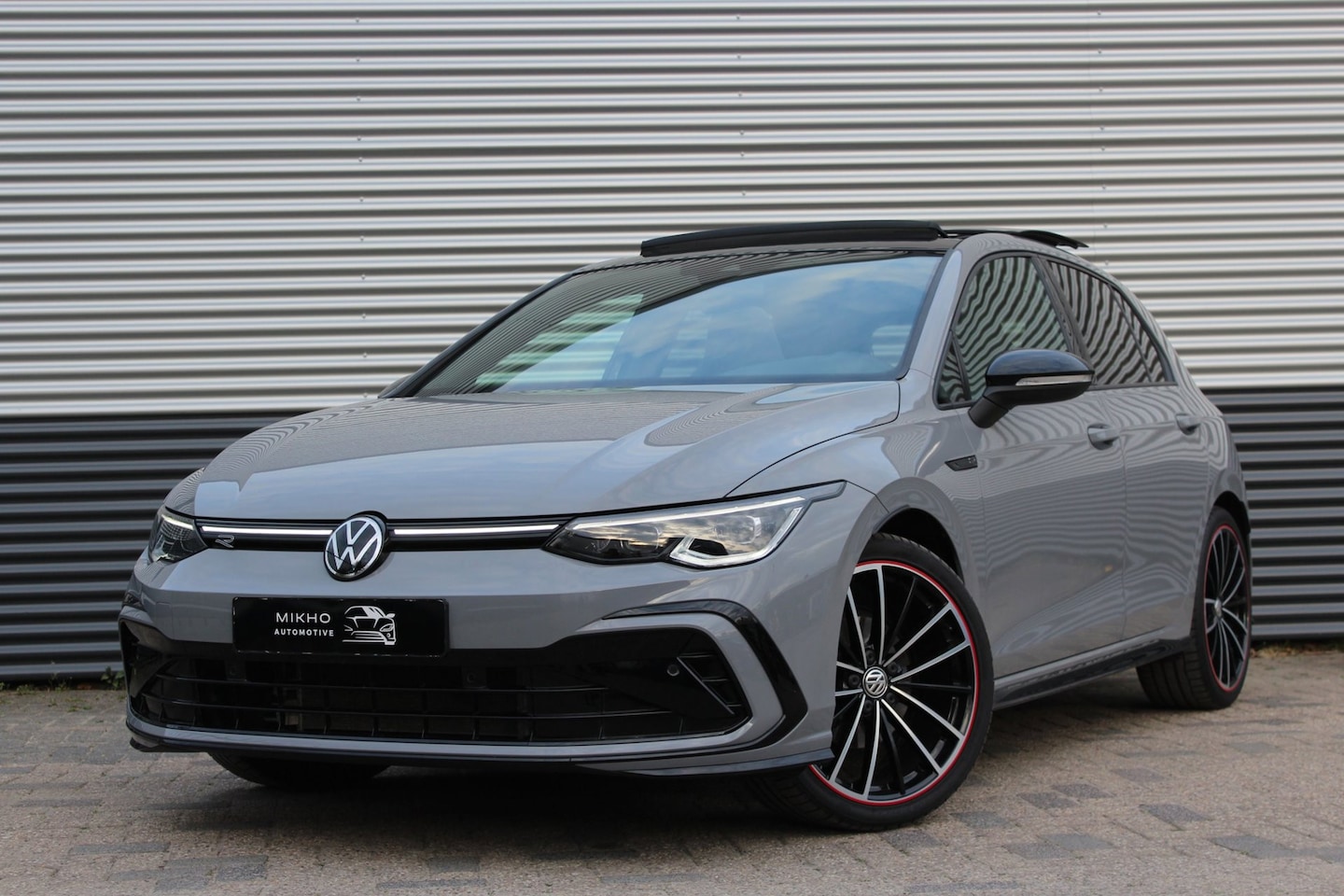 Volkswagen Golf - 1.5 eTSI 3x R-Line | Panoramadak | IQ Light | Camera| Dode hoek assistentie | Stoelverwarm - AutoWereld.nl