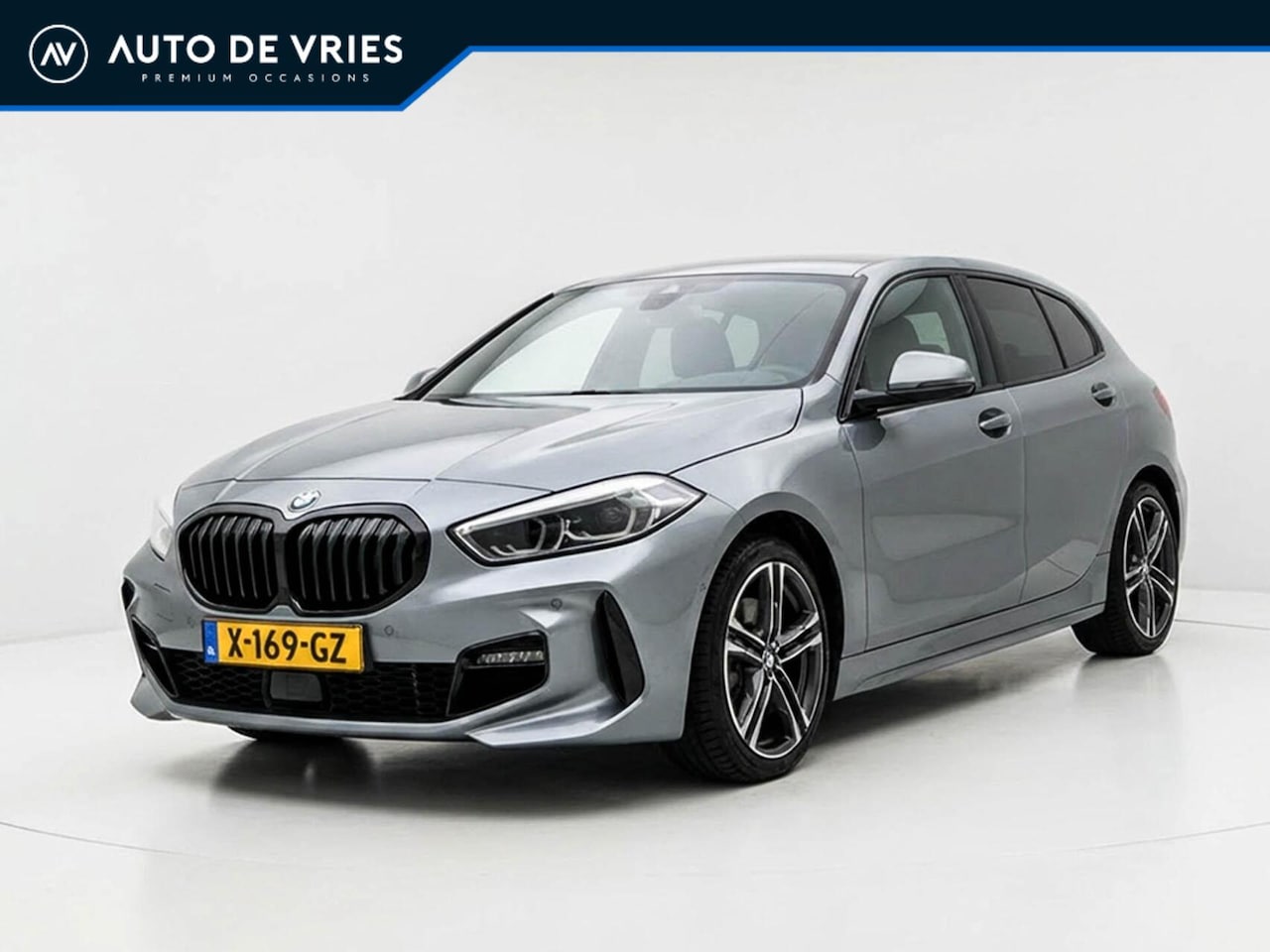 BMW 1-serie - 118i Automaat M Sport | Sportstoelen | Carplay | 18" LMV | Trekhaak - AutoWereld.nl