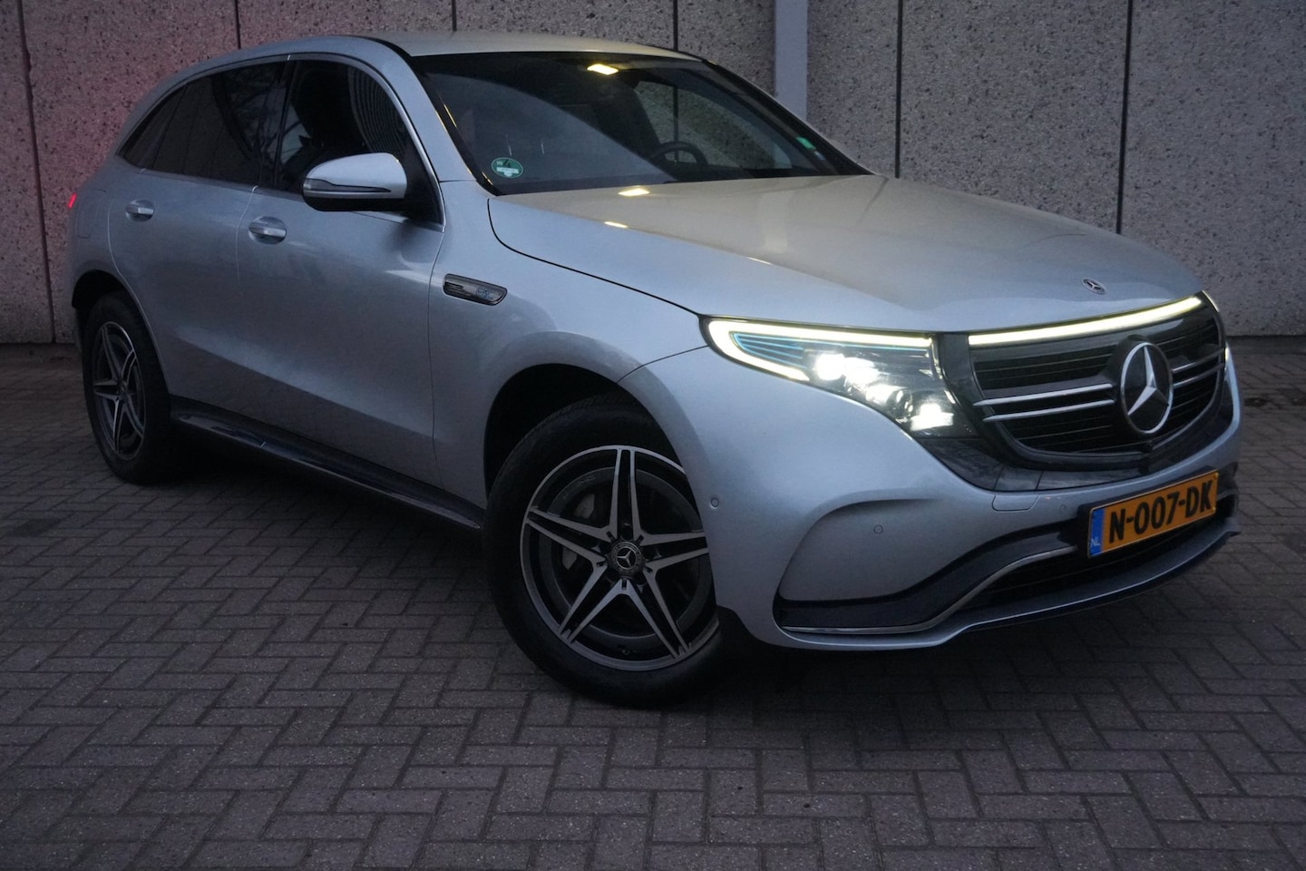 Mercedes-Benz EQC - 400 4MATIC Premium Plus 80 kWh AMG line SOH 93.95% BTW auto,2 jaar APK - AutoWereld.nl