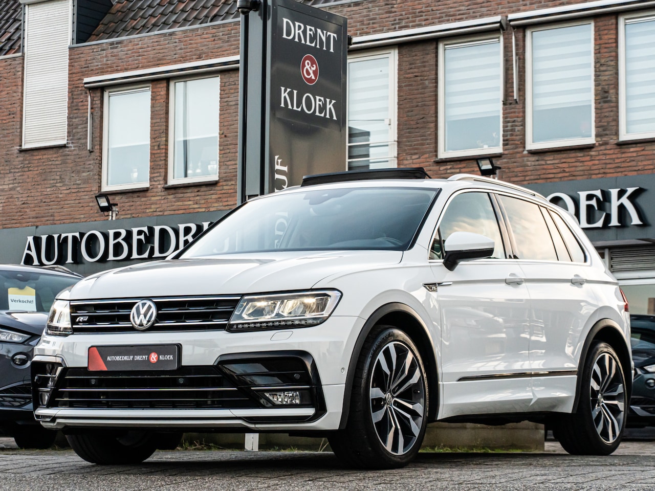 Volkswagen Tiguan - 2.0 TSI 4Motion Highline R-Line PANO VIRTUAL DASH 20 INCH CAMERA STOELVERW LED ADAP CRUISE - AutoWereld.nl