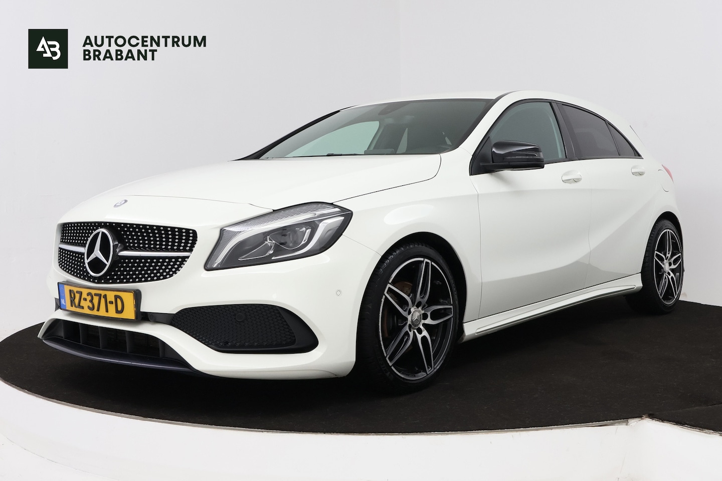 Mercedes-Benz A-klasse - 180 AMG (STOELVERWARMING, NAVIGATIE, CRUISE CONTROL, PARKEERSENSOREN) - AutoWereld.nl
