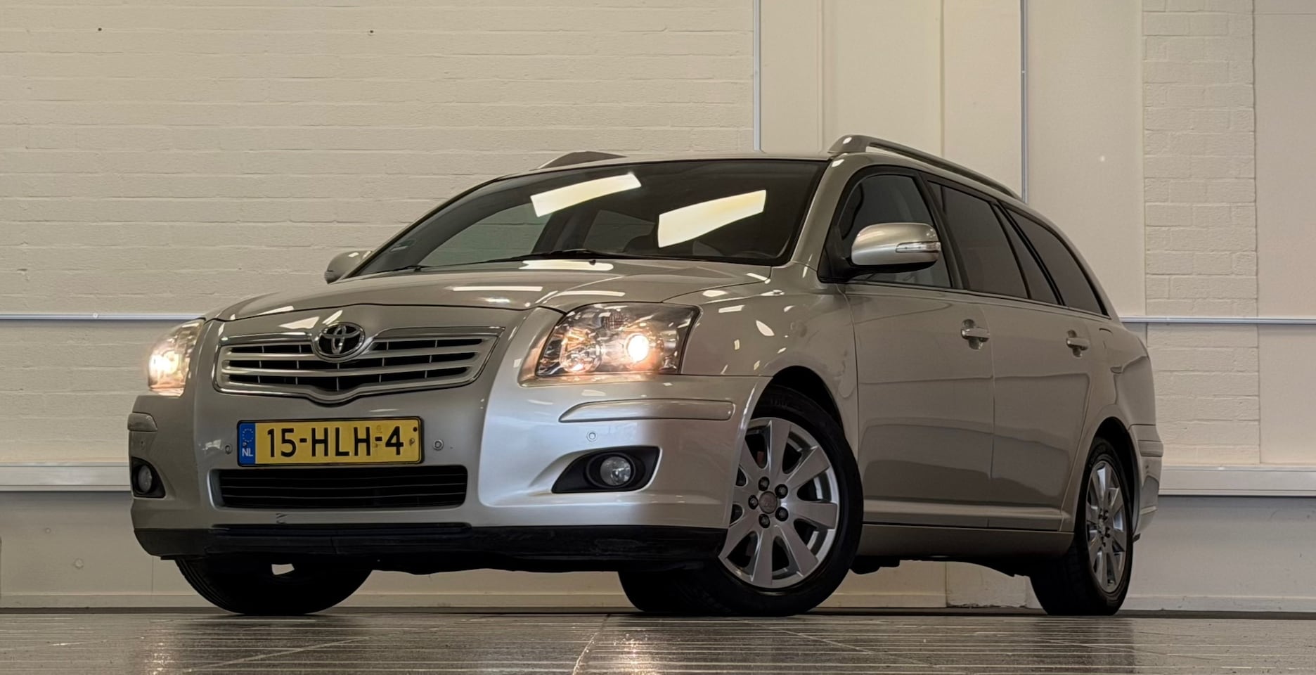 Toyota Avensis Wagon - 1.8 VVTi Luna Business Automaat Trekhaak Garantie Mooi - AutoWereld.nl