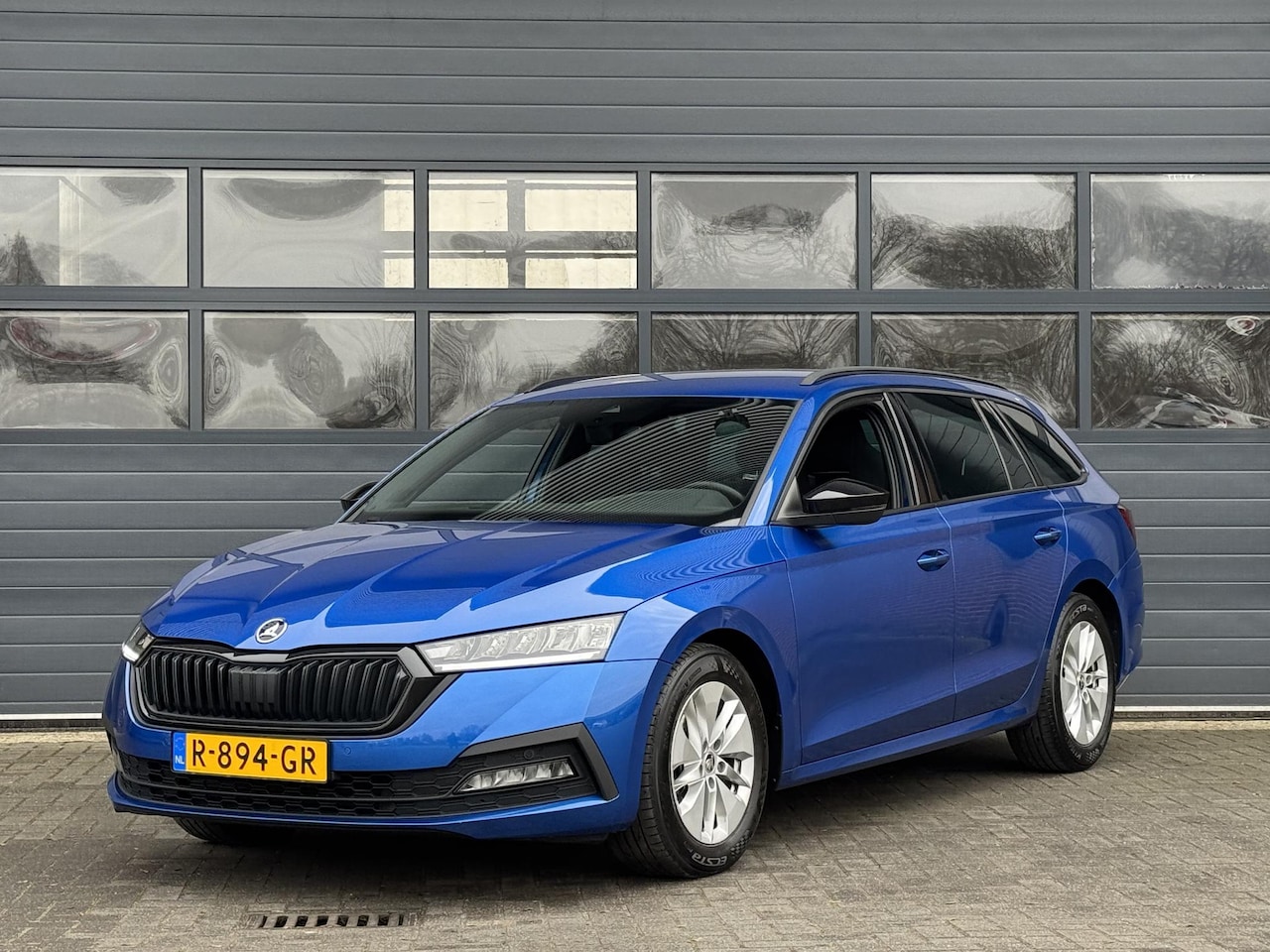 Skoda Octavia Combi - 1.0 TSI SPORT BUSINESS I TREKHAAK I APPLE CARPLAY I CLIMATE CONTROL I P-SENSOREN - AutoWereld.nl