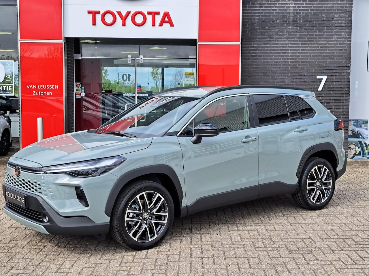 Toyota Corolla Cross - Hybrid 140 Dynamic NIEUW DIRECT LEVERBAAR STOEL/STUURWIEL VERWARMING AD-CRUISE CONTROL - AutoWereld.nl
