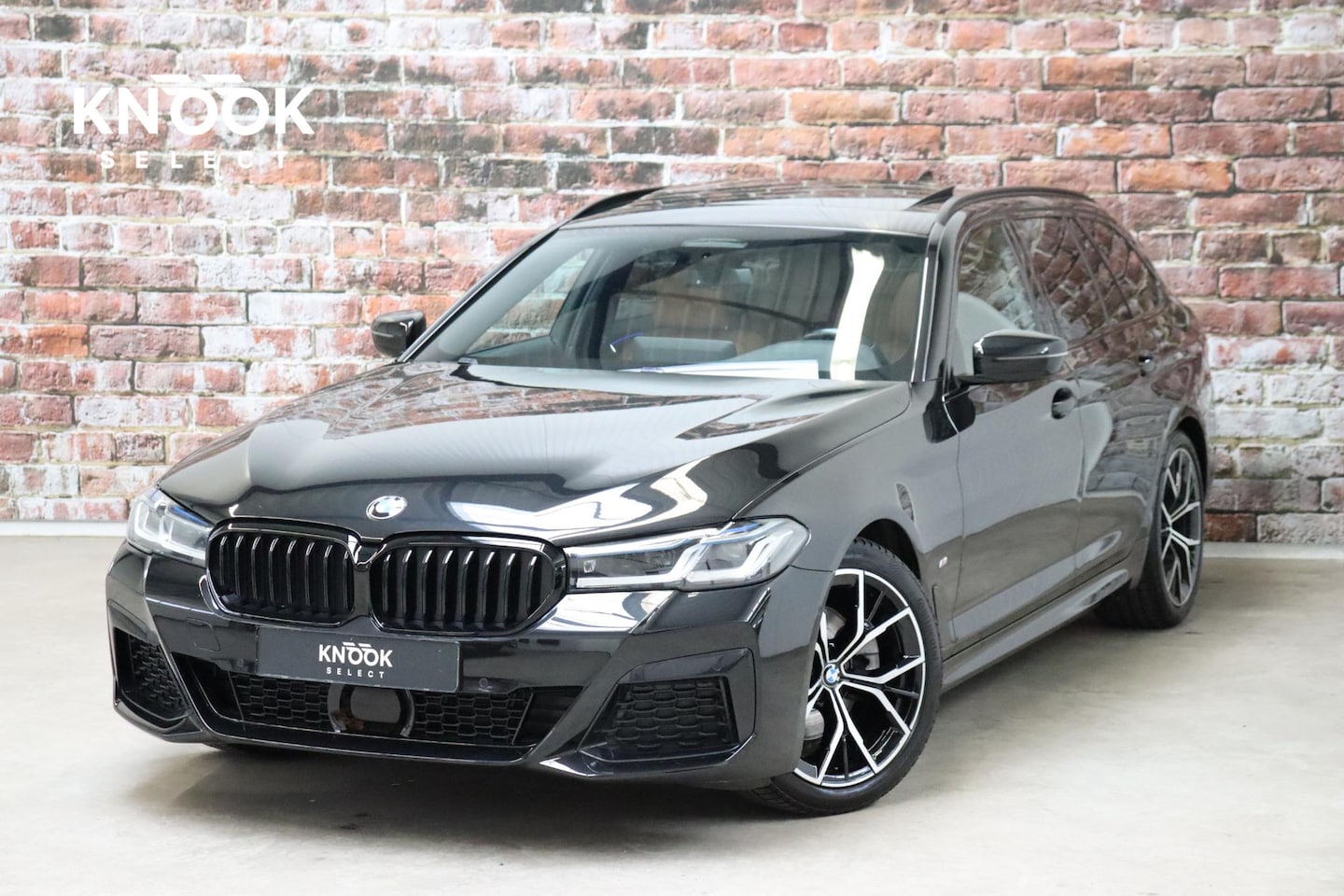 BMW 5-serie Touring - 520i High Executive M Sport Pakket Automaat / Panoramadak / Trekhaak / Comfortstoelen / La - AutoWereld.nl