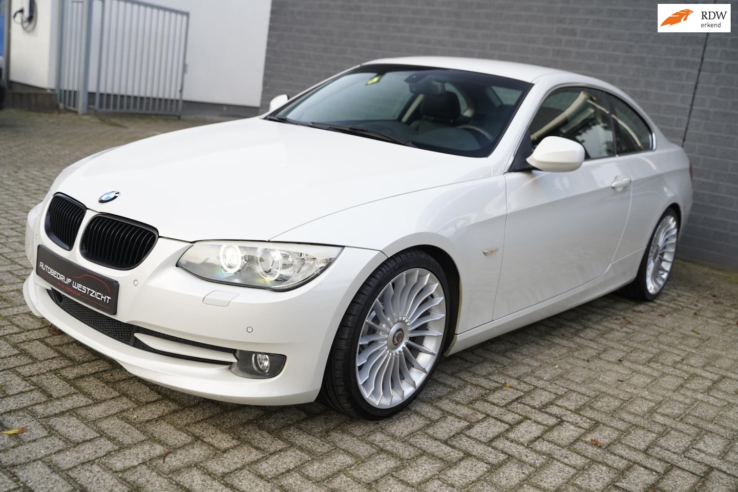 BMW 3-serie Coupé - 325i Exclusive 3.0 LCI 218pk Parelmoer Wit - AutoWereld.nl