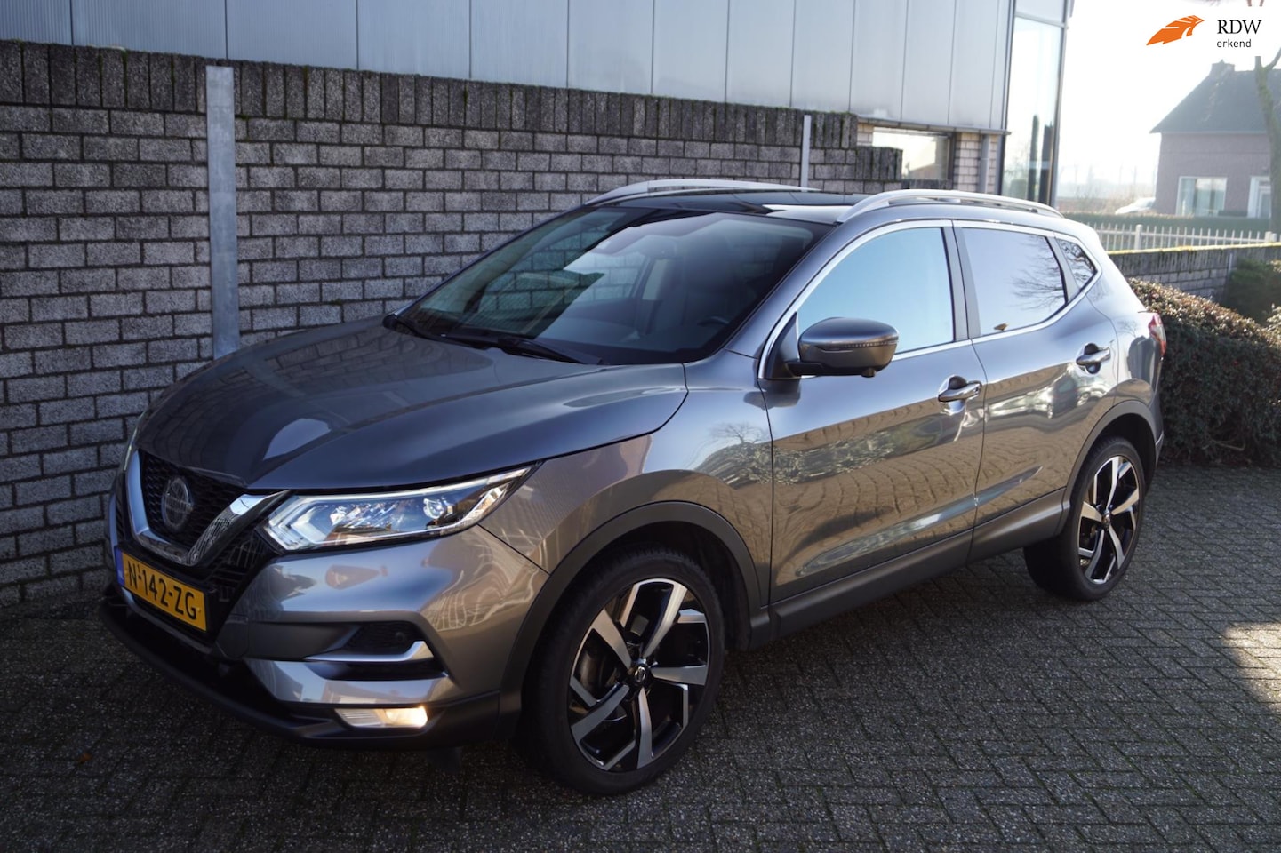 Nissan Qashqai - 1.3 DIG-T Premium Edition Autom Panodak Leder Sportst Stoelverw Navi Camera Apple Carplay - AutoWereld.nl