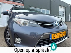 Toyota Auris Touring Sports - 1.8 Hybrid Executive in automaat met panoramadak en parkeersensoren / camera en trekhaak