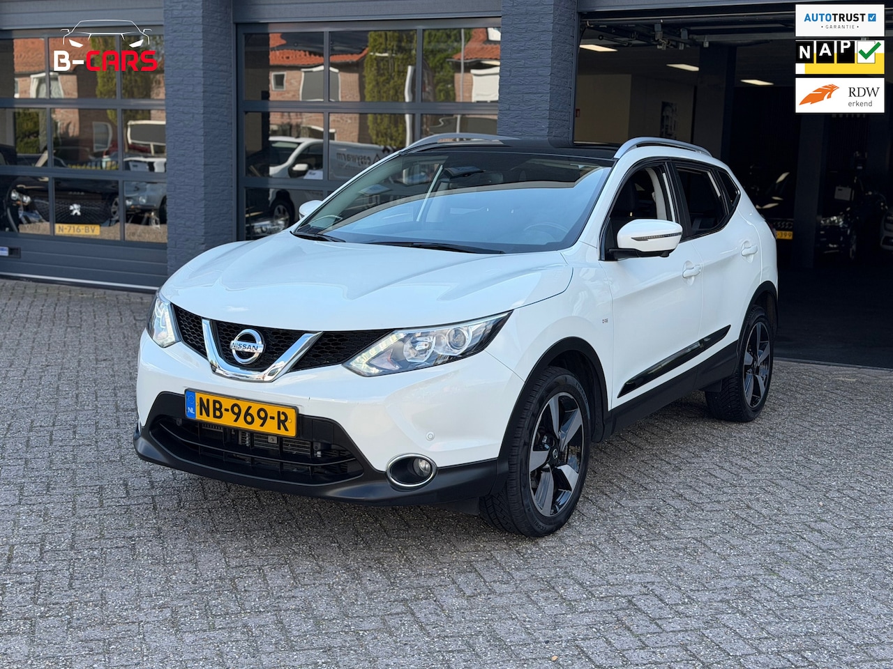 Nissan Qashqai - 1.2 Pano|Autom|Nap|360*Camera|Trekhaak - AutoWereld.nl