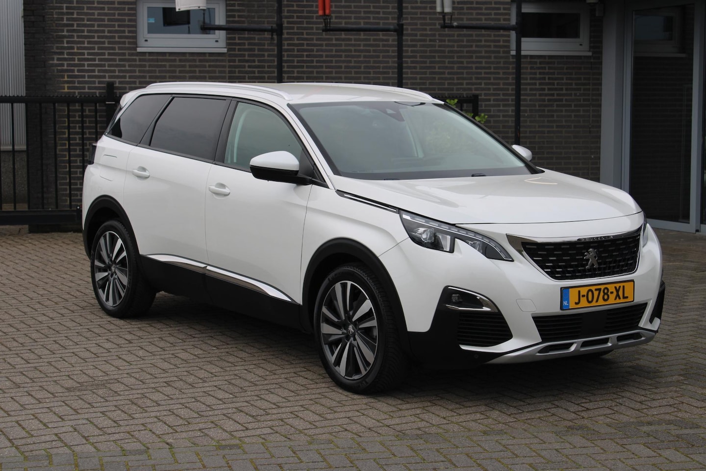 Peugeot 5008 - 1.2 PureTech Bl. L. Premium Led/Trekhaak/7p/Focal - AutoWereld.nl