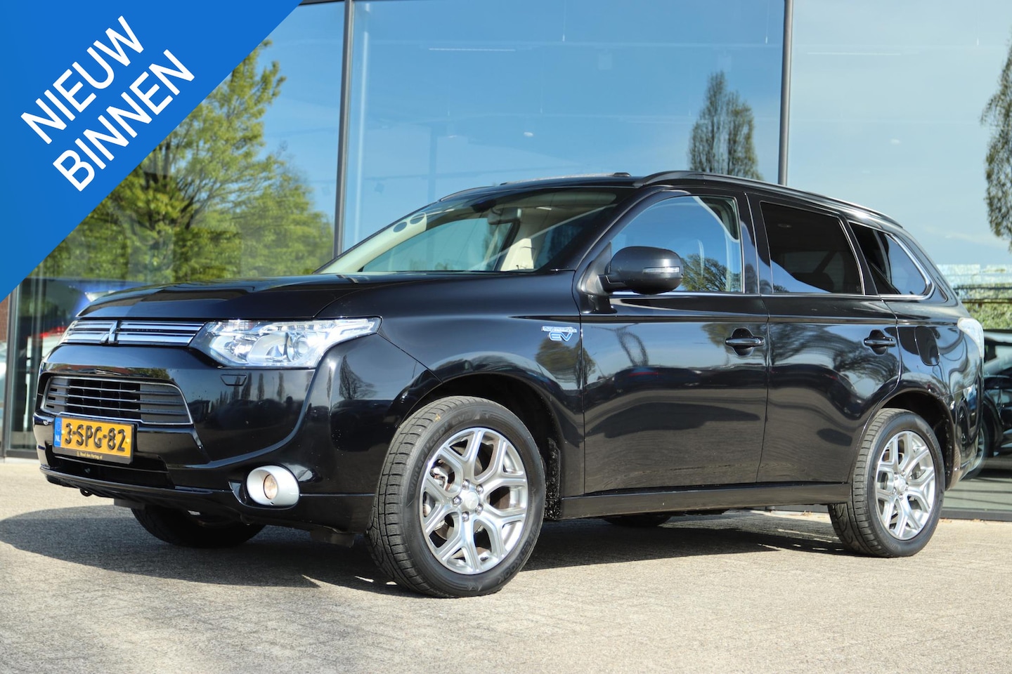 Mitsubishi Outlander - 2.0 PHEV instyle | SCHUIFDAK | LEDER | NAVI | CAMERA | KEY-LESS - AutoWereld.nl