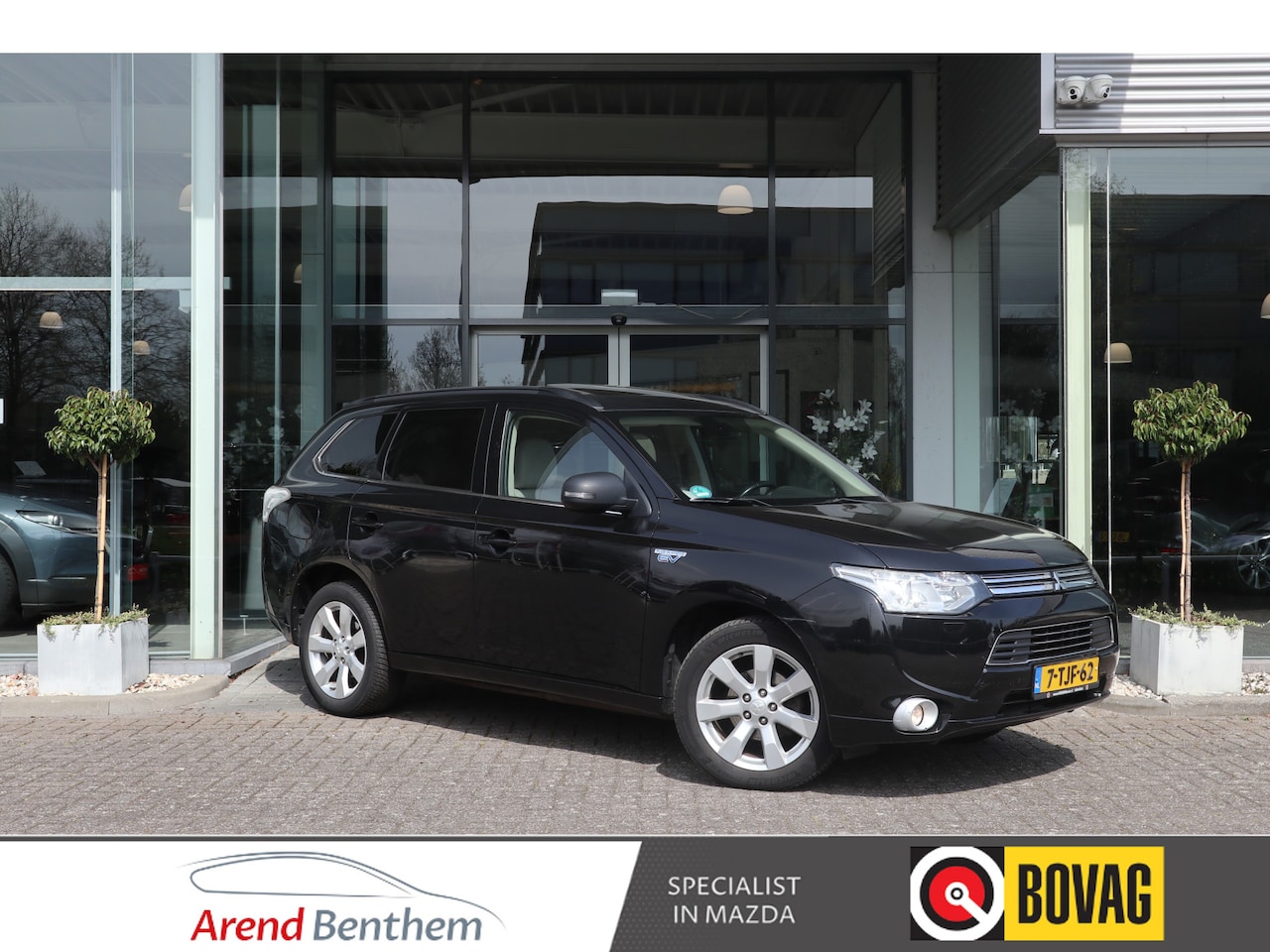 Mitsubishi Outlander - 2.0 PHEV instyle+ Nieuwe APK!! Trekhaak / Camera / Schuifdak / Clima / Cruise / Leer - AutoWereld.nl