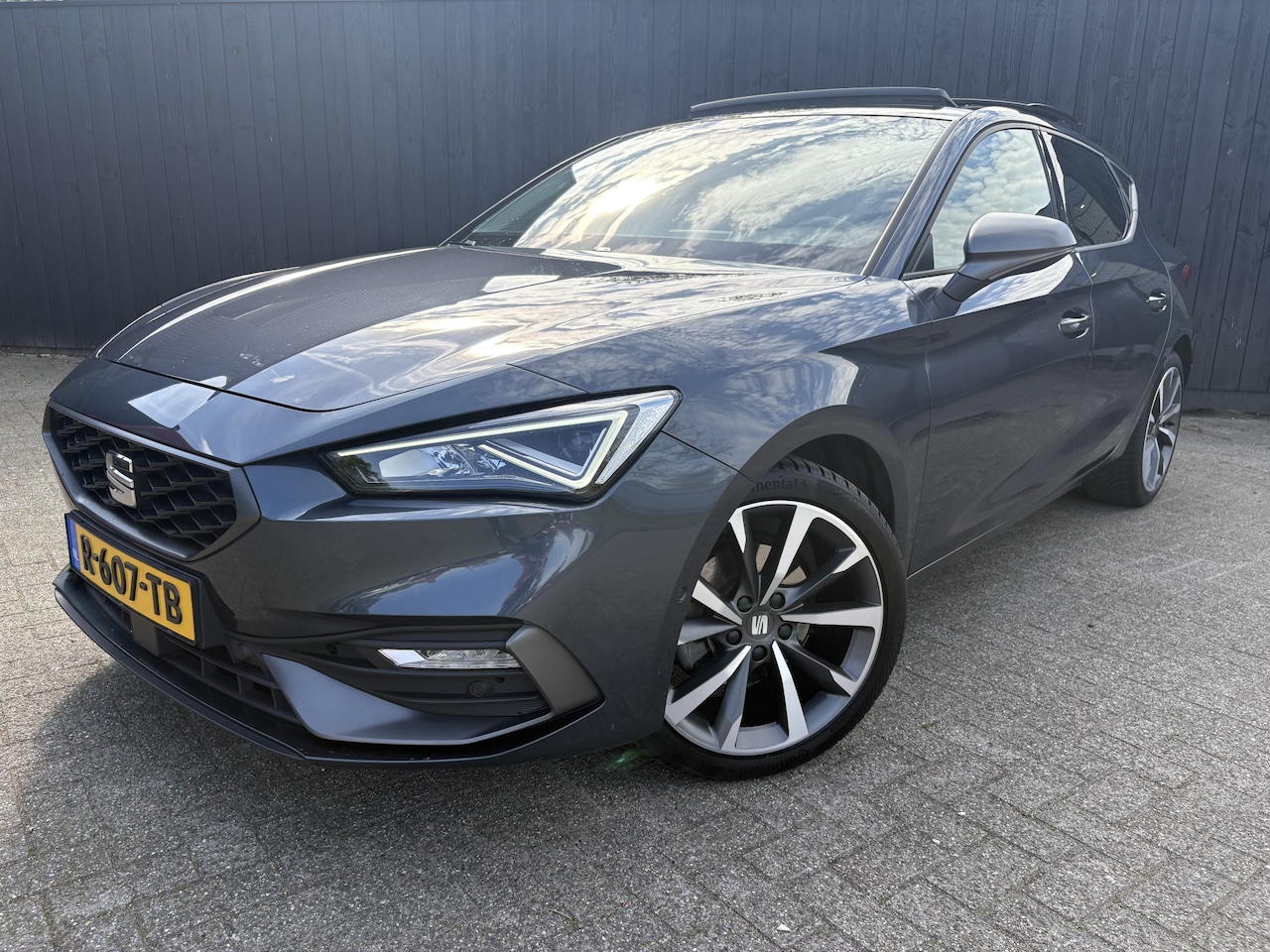 SEAT Leon - 1.5 eTSI FR Launch Edition 1.5 eTSI FR Launch Edition - AutoWereld.nl