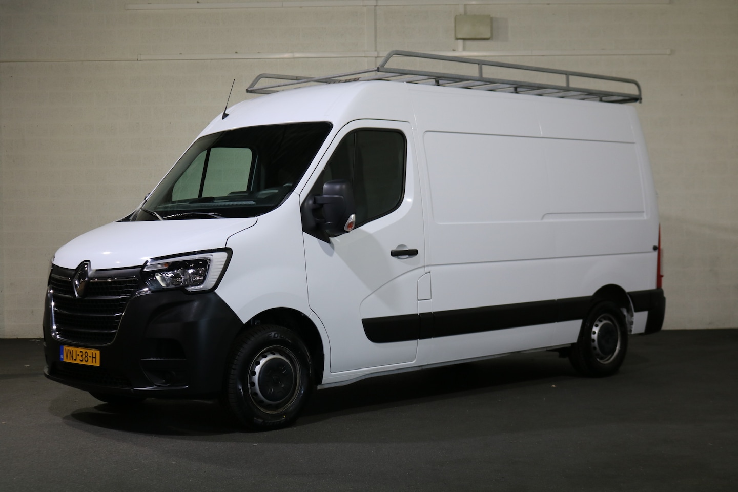 Renault Master - 2.3 dCi 135pk L2 H2 Airco Navigatie Imperiaal Inrichting - AutoWereld.nl