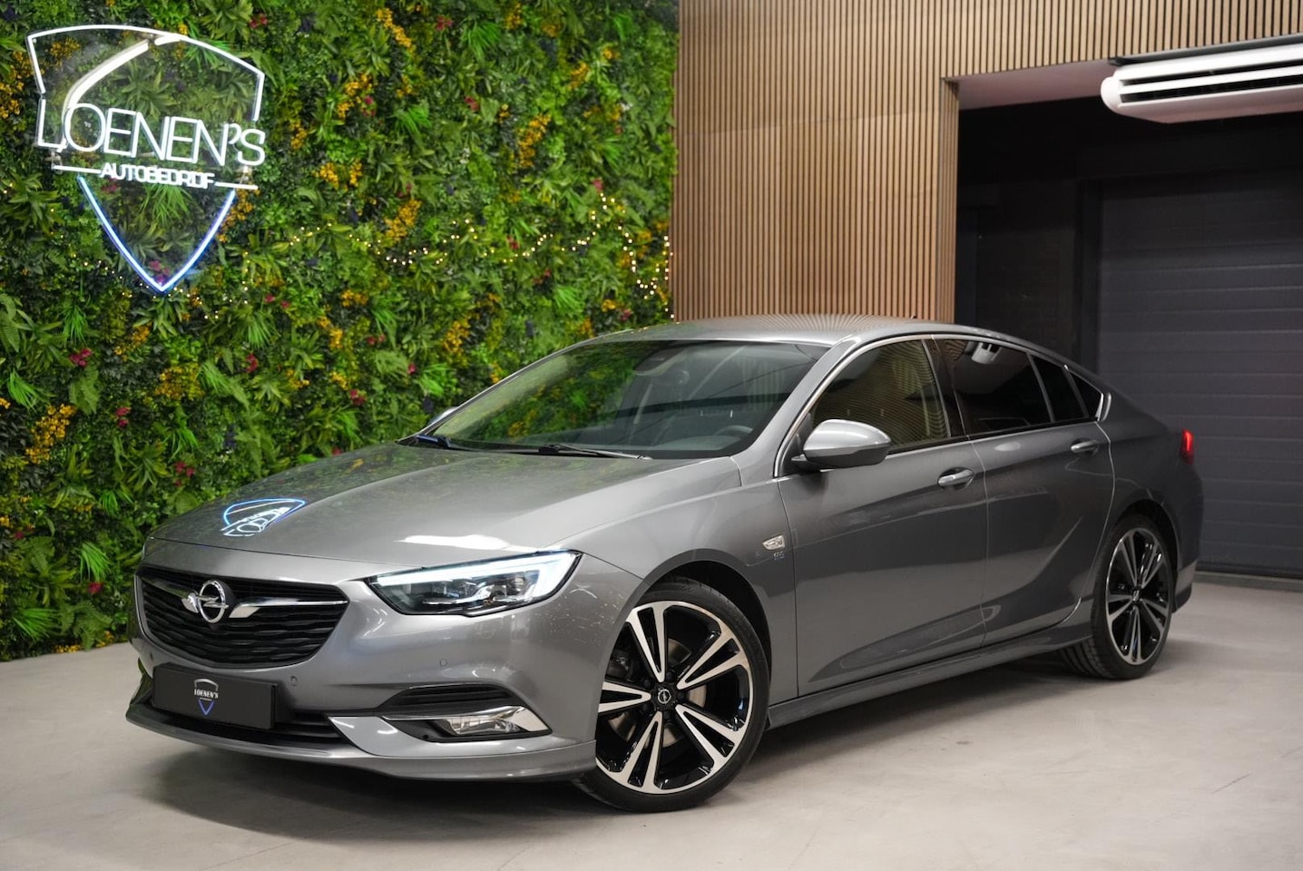 Opel Insignia - 1.6 Turbo Automaat OPC Line CarPlay Camera - AutoWereld.nl