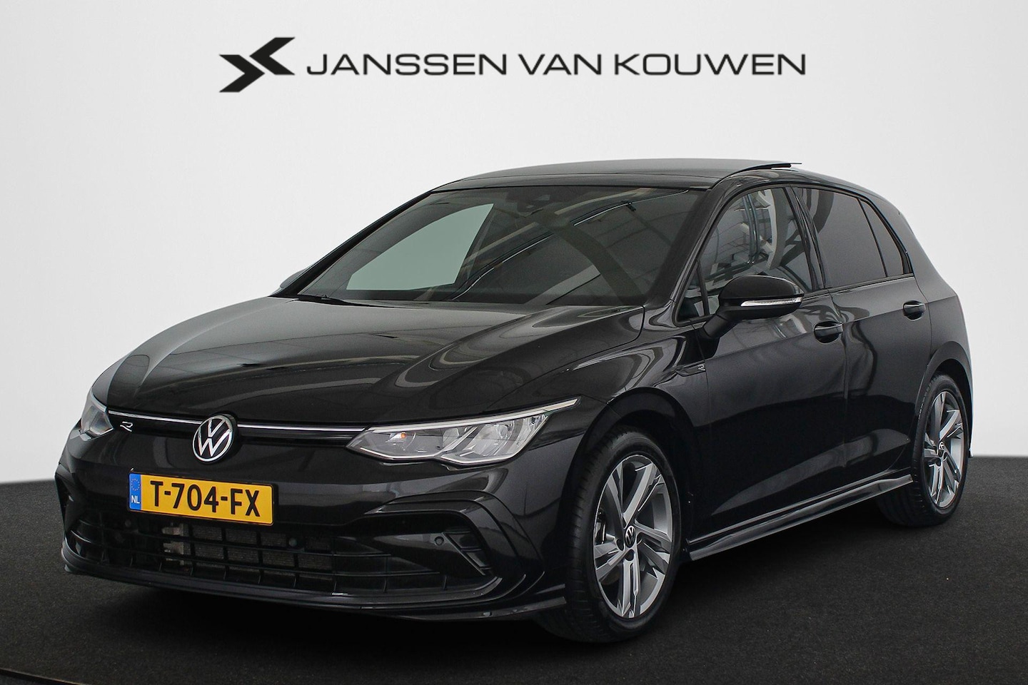 Volkswagen Golf - 1.5 eTSI R-Line Panoramadak Stoel-Stuurverwarming Clima Carplay 18" - AutoWereld.nl