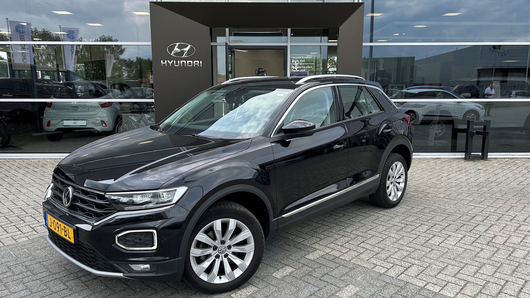Volkswagen T-Roc - 1.5 TSI Sport | AUTOMAAT | Navigatie | Adaptieve Cruise Control | Bluetooth | Climate Cont - AutoWereld.nl