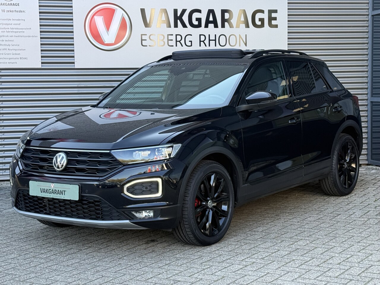 Volkswagen T-Roc - 1.5 TSI Sport Black Style BLACKSTYLE,NAV/CAM,PANO,TREKHAAK - AutoWereld.nl