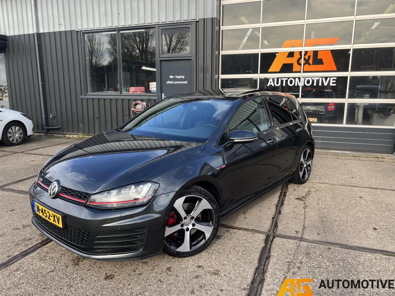 Volkswagen Golf - 7 2.0 TSI GTI DSG 2015 5DRS Grijs | Pano | - AutoWereld.nl