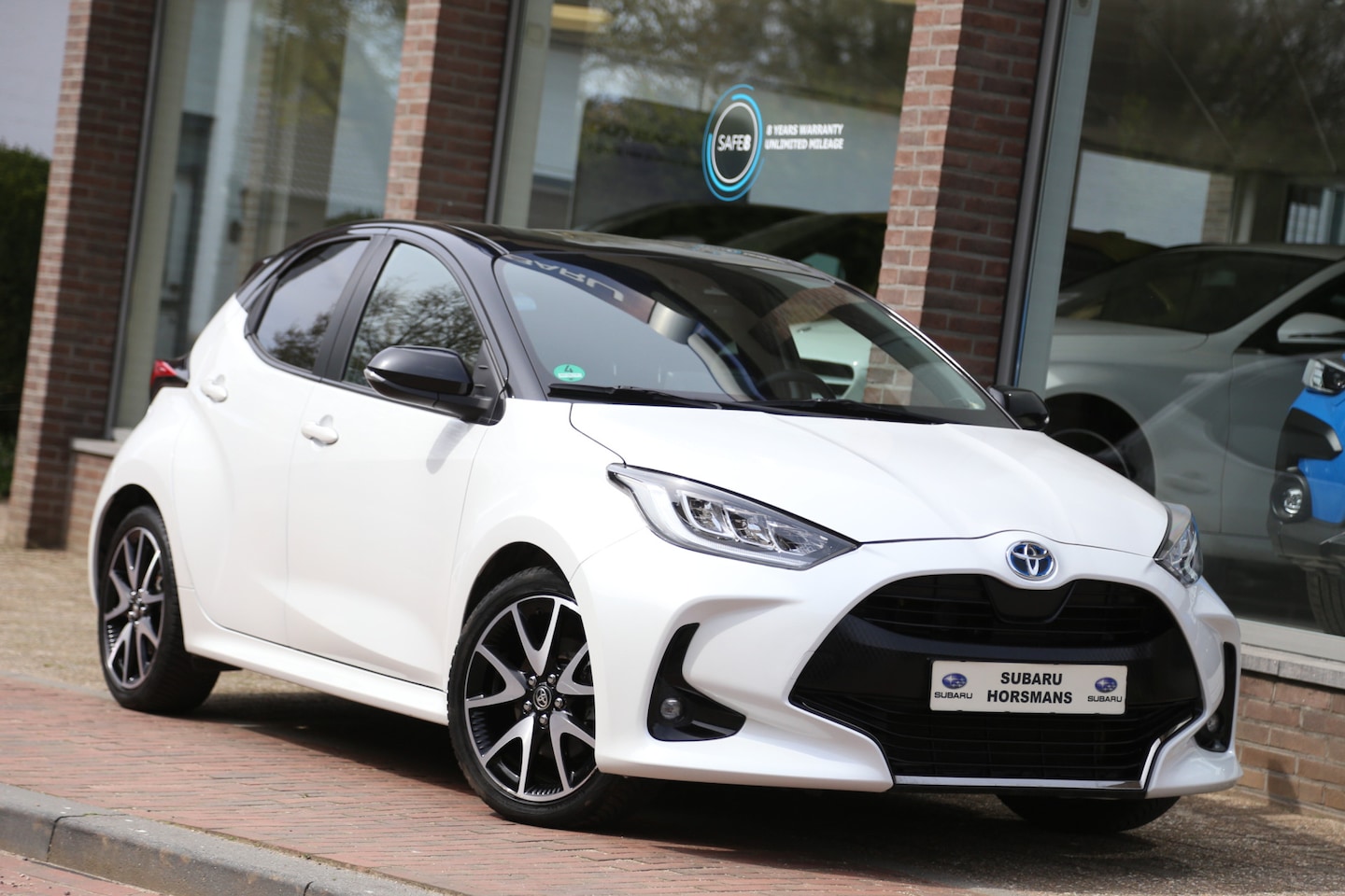 Toyota Yaris - 1.5 Hybrid Executive Sport Bi-Tone Navi Carplay LED Camera - AutoWereld.nl