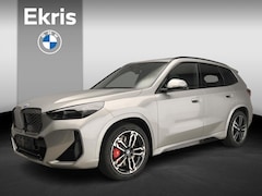 BMW iX1 - eDrive20 M Sport Edition / Trekhaak / Panoramadak / Driving assist plus / Adaptief onderst