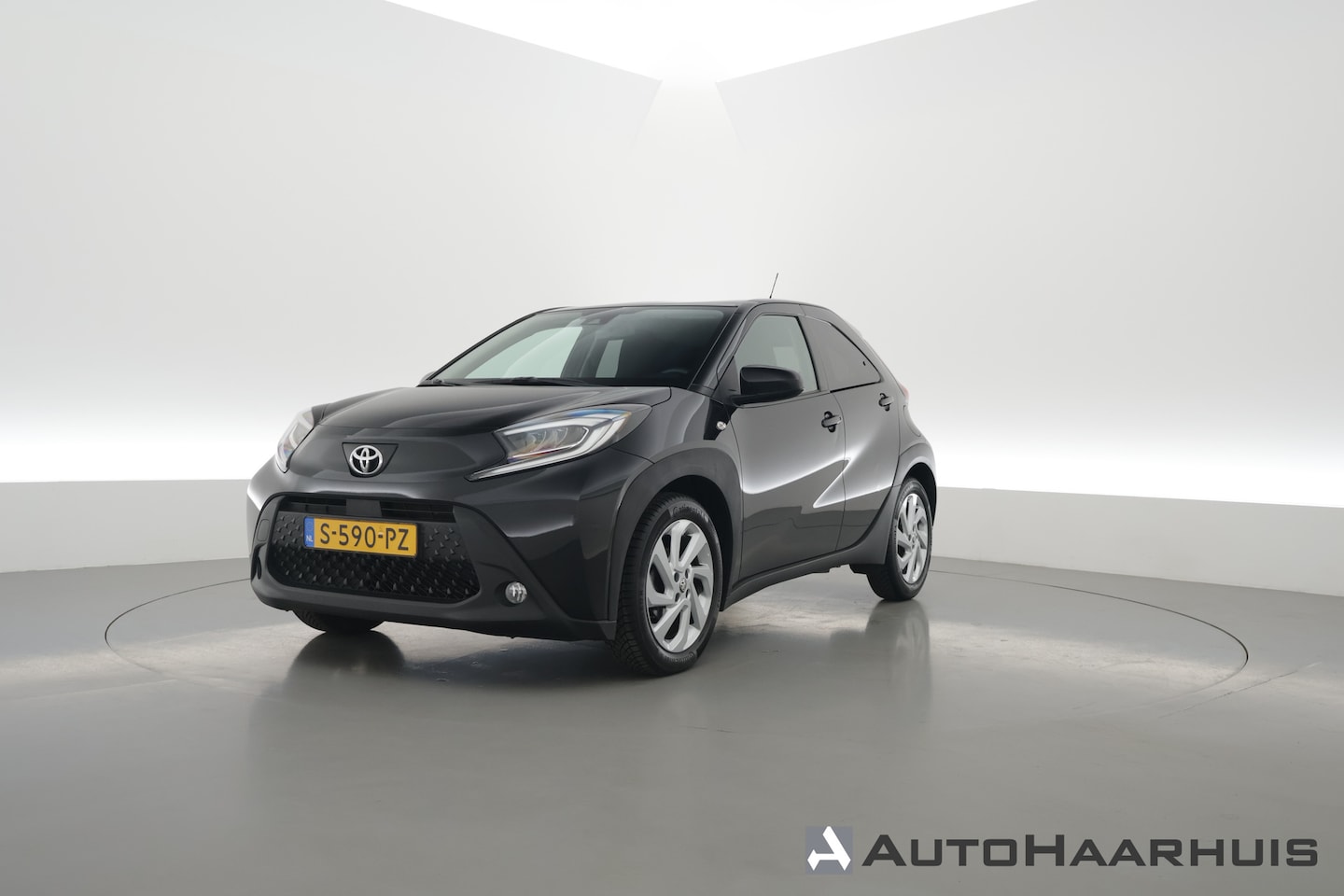 Toyota Aygo X - 1.0 VVT-i MT first | Adapt. Cruise | Apple CarPlay & Android Auto | Camera | DAB | All Sea - AutoWereld.nl