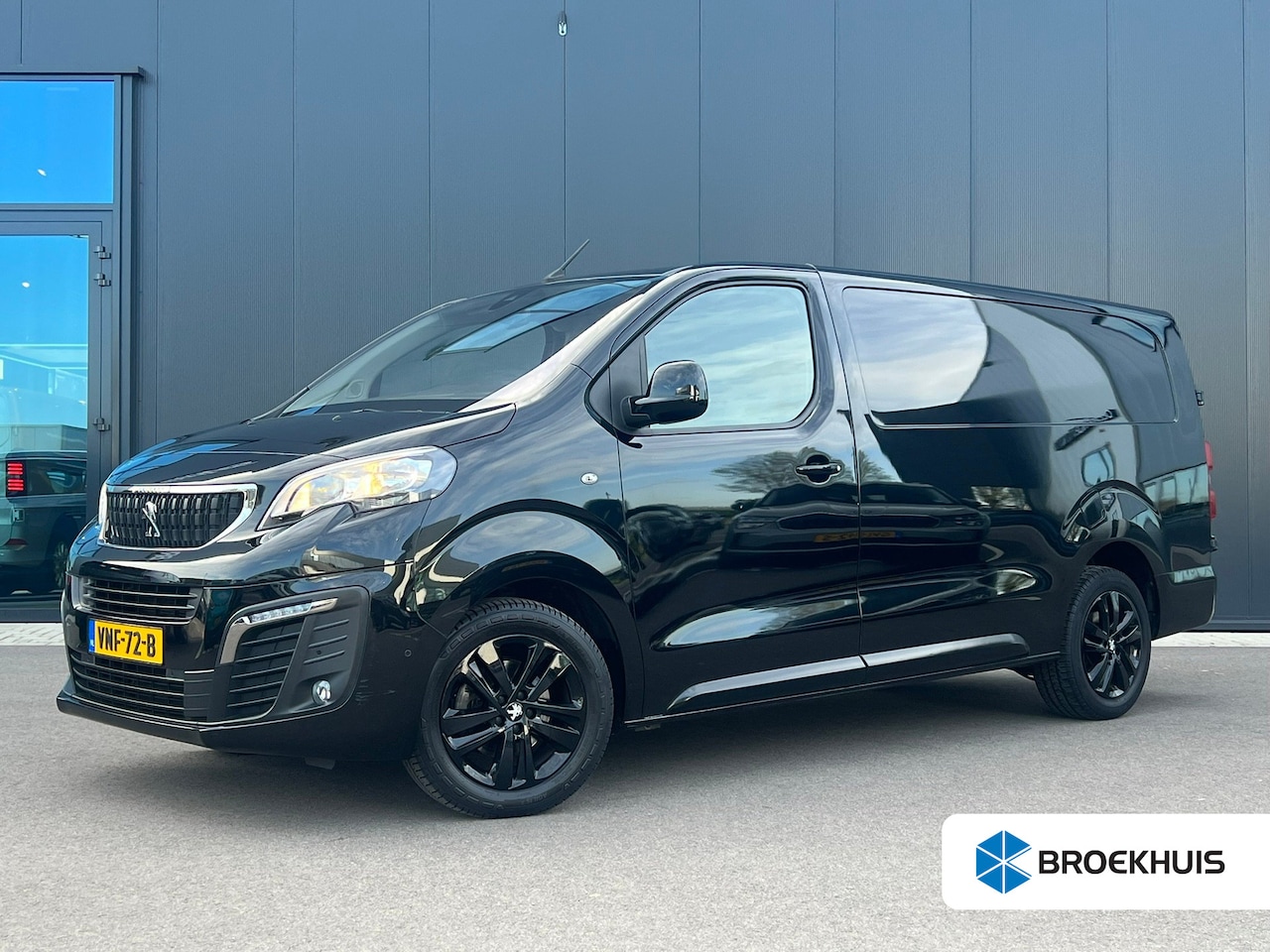 Peugeot Expert - 2.0 BlueHDI 180 Long Asphalt | Automaat | Camera | Navigatie | Trekhaak | Enkele Beschadig - AutoWereld.nl