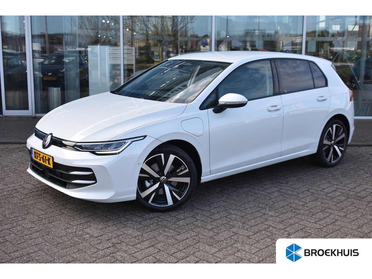 Volkswagen Golf - 1.5 eHybrid 204PK DSG-6 Life Edition | TREKHAAK | STOEL + STUURVERW. | 18 INCH | NAVIGATIE - AutoWereld.nl