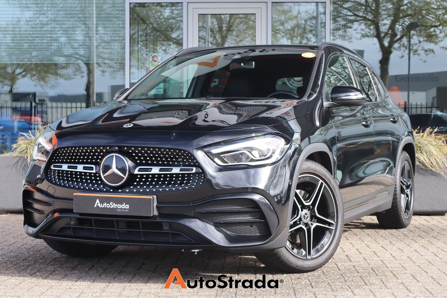 Mercedes-Benz GLA-Klasse - 180 AMG-Line 136pk | Cruise | Climate | Navigatie | Virtual | Sfeer | LED | Camera - AutoWereld.nl
