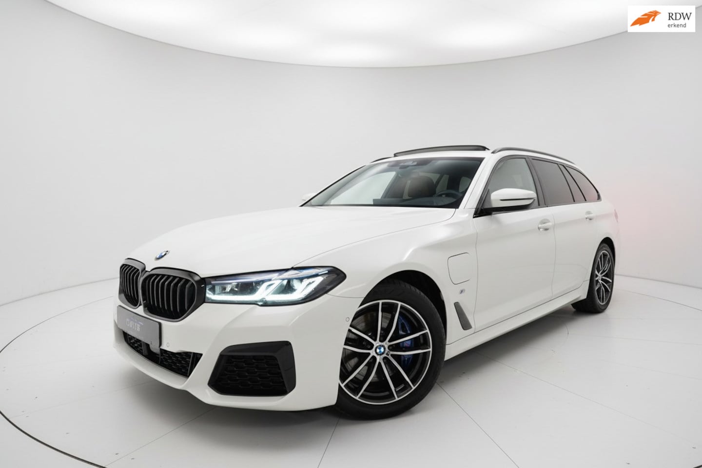 BMW 5-serie - 530e M SPORT PANO LASER HUD H&K SFEERVERL - AutoWereld.nl