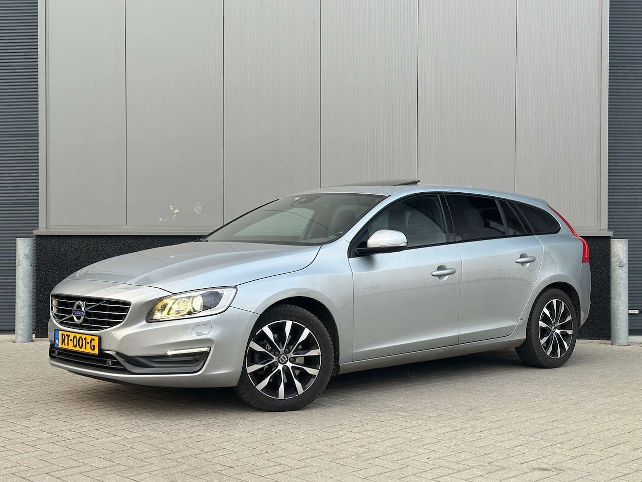 Volvo V60 - 1.5 T3 Polar+ Dynamic |PANO|LEER|STOELVERWARMING| - AutoWereld.nl