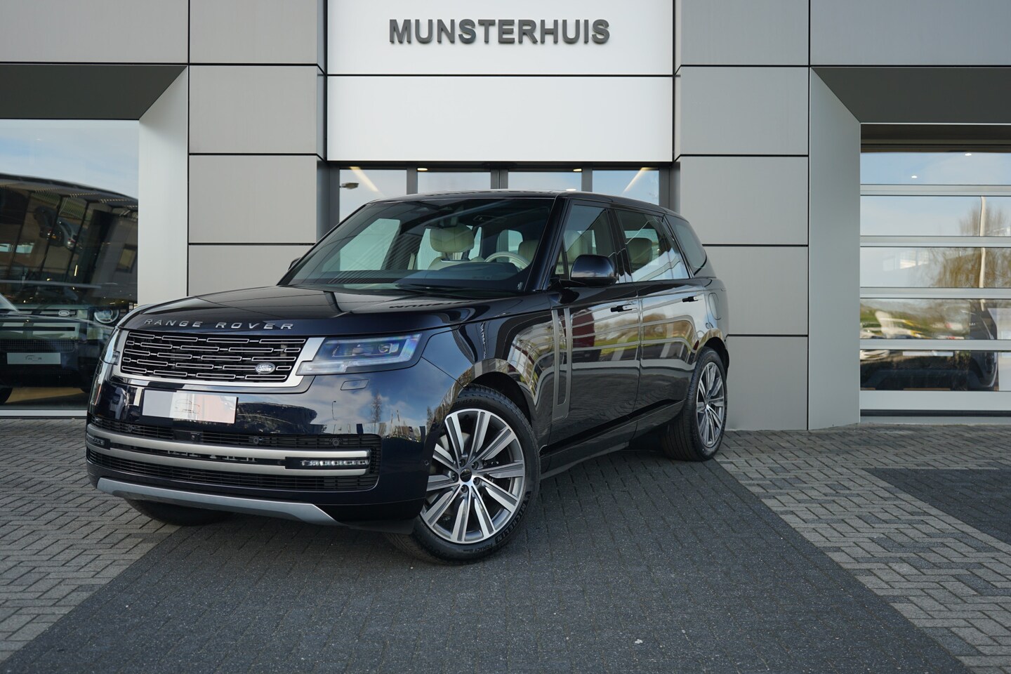 Land Rover Range Rover - 3.0 P460e LWB Autobiography PHEV | Constellation Blue in Gloss Finish | Hot Stone Massage - AutoWereld.nl