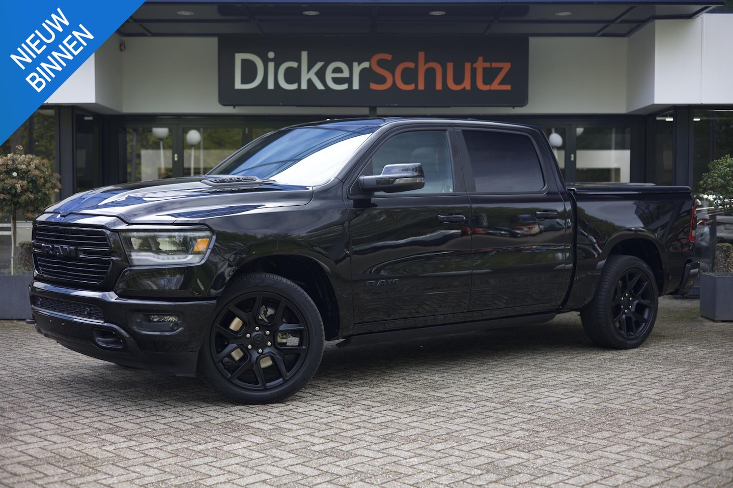 Dodge Ram 1500 - 5.7 V8 4x4 Crew Cab Laramie Night Pano | SideSteps | ACC - AutoWereld.nl