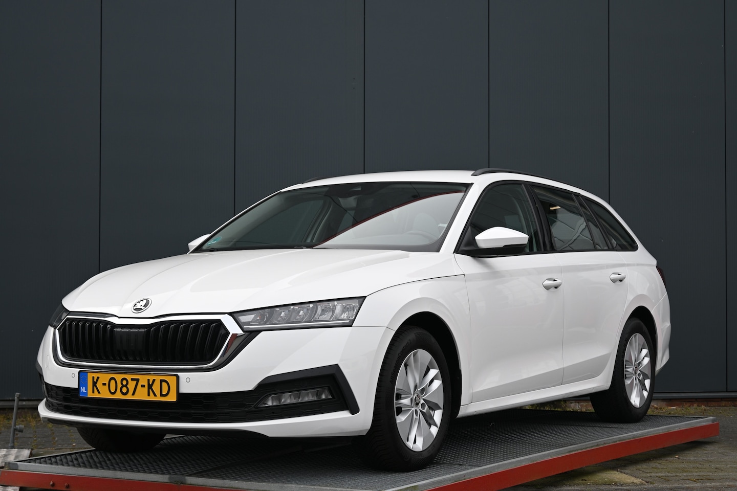 Skoda Octavia Combi - 1.0 e-TSI Business Edition trekhaak - AutoWereld.nl