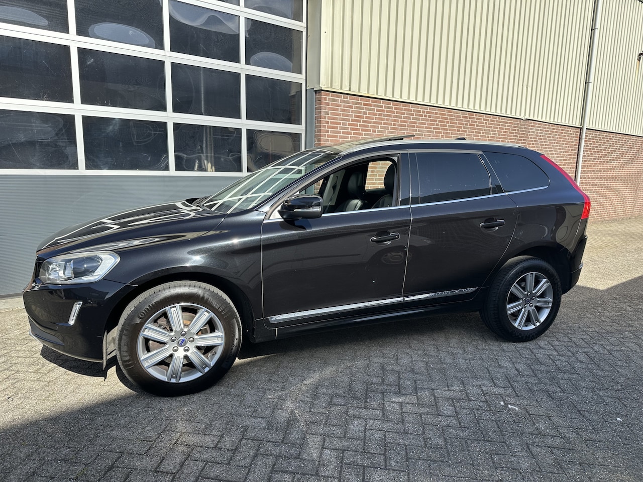 Volvo XC60 - D5 AWD Aut.Grijs Kenteken/Van Airco,Cruise,Navi,Pdc,Schuifdak,Leder,Enz - AutoWereld.nl