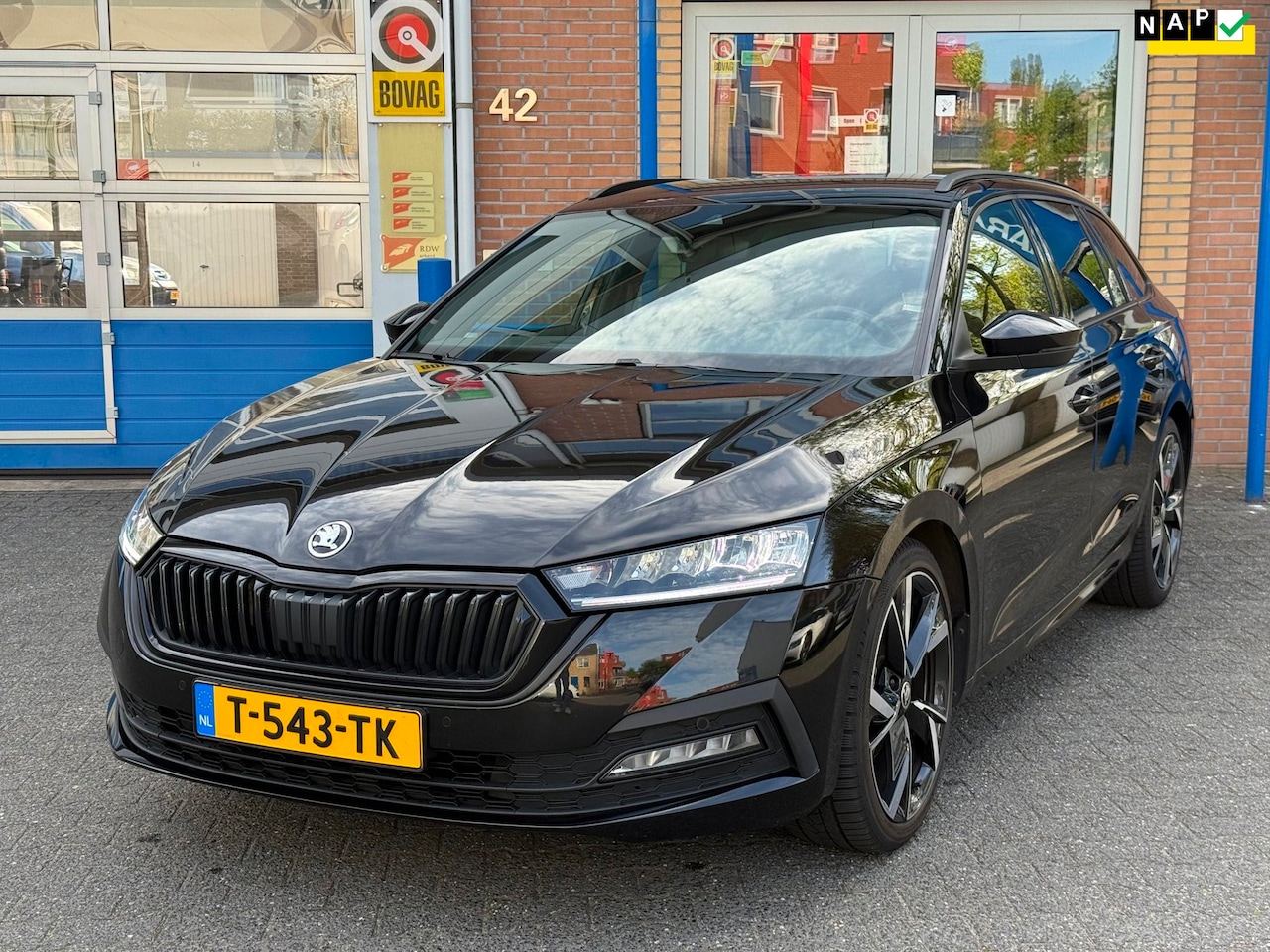 Skoda Octavia Combi - 1.0 e-TSI Sport Business | Trekhaak | BTW | Automaat | 19 inch velgen | Park. sens. V+A | - AutoWereld.nl