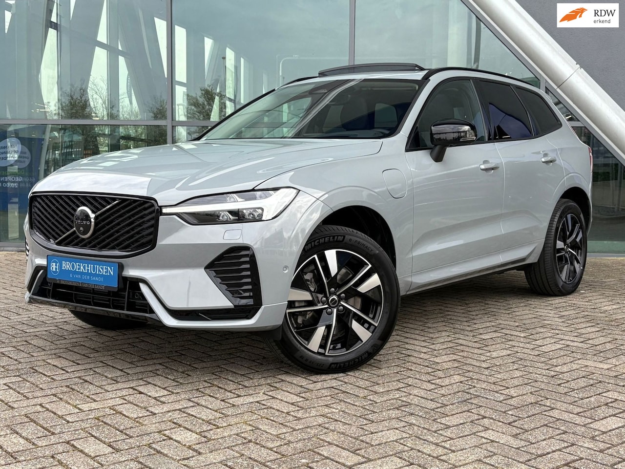 Volvo XC60 - 2.0 T8 Plug-in hybrid AWD Plus Dark 455pk Panoramadak / Head Up Display / Elekt. Trekhaak - AutoWereld.nl