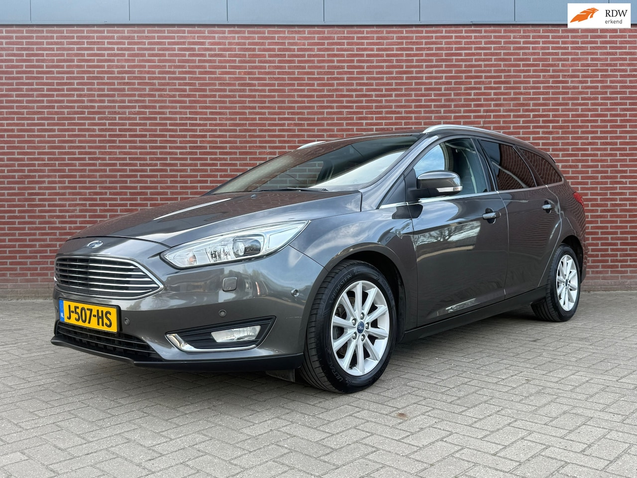 Ford Focus Wagon - 1.0 Titanium Edition / Airco / Cruise / PDC / Trekhaak - AutoWereld.nl
